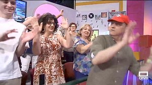 📺 Jueves “En Compañía” de Ramón, Gloria, Globi y el equipo, que mueven los abanicos para sofocar el calor que se vive en toda la región. Hoy son 4 las personas que luchan contra su soledad en el salón: 🔸Vuelve Ramón, de 82 años, de Los Navalucillos (Toledo) dispuesto a hacerse entender y conocer al a primera señora en la mampara. Van a tener toda la tarde para entenderse porque merendarán "en compañía". 🔸Pepa tiene 79 años, está viuda y nos ve desde la provincia de Málaga. Desde allí se ha co