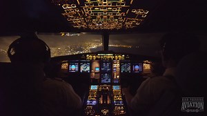 Vivez l’atterrissage d’un Airbus A320 à Nice depuis le cockpit ! Cette vidéo fait le tour du monde. Grâce à une caméra embarquée, High Pressure Aviation Films montre les cinq dernières minutes d’un vol avant son arrivée sur la piste niçoise. On y aperçoit auparavant le Cap d’Antibes et Cagnes-sur-Mer. Un spectacle de lumières à couper le souffle. | Ville de Nice