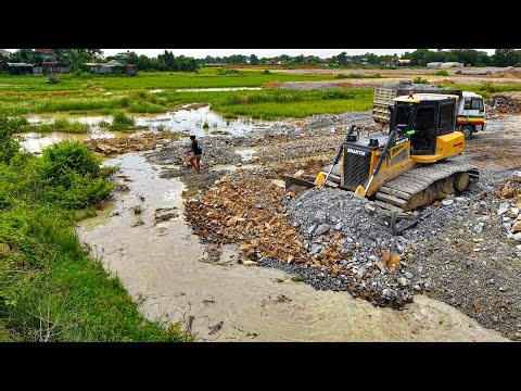 Amazing Bulldozer Skills! SHANTUI DH17C3 Working Fast and Smooth on Landfill