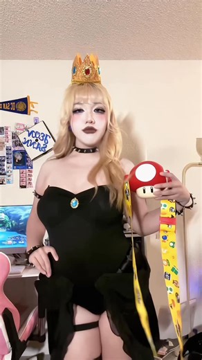 jeonsann珊珊🎀 on Instagram: "dark princess peach and her toad 🖤 (mario locked up somewhere) tiktok’s not letting me download my 10m drafts so i will post the transition first for day3 costumeㅠㅠ #halloween #princesspeach #halloweentransition #halloweencostume #supermario #transition #fyp #explore"
