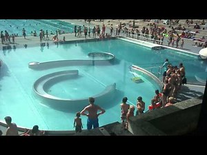 Kid shits in puplic swimming pool
