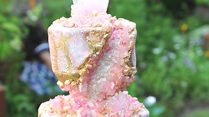 In case you haven’t noticed, the geode trend is just hotter than ever. Just when we thought we had seen it all, more versions of these crystalline cakes keep popping up. Want to learn to make one yourself? https://sugargeekshow.com/news/mini-crystal-kintsugi-cake-tutorial/ | Sugar Geek Show