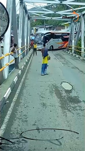 Wow, this is the moment when the only female bus driver in Miyor #feedshorts #shorts #truck