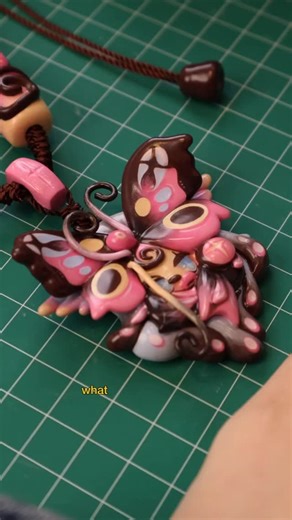 kisikoso ⭑.ᐟ on Instagram‎: "the thought process behind the design of pansy x flutter koso necklaces 𓂃 ࣪˖ ִֶָ𐀔𓍢ִ໋❀ the technique itself is commonly seen on bracelets, but i modify them to suit my necklace pieces and i think it solves the length flexibility problem ♡ rigid necklaces with specific size also have their own charm as being intentional pieces, but sometimes there are days when you want the same design to be able to fit to different outfits with various neckline placements and thats