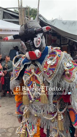 This is the Dance of the Little Bull in Guatemala (El Baile del Torito)! We are in Chichicastenango right now and we saw this famous dance today (check my stories to see more). If you're new here, hola! 👋 I am Kerry and I live in Guatemala City with my husband. We enjoy traveling all over Guatemala and experiencing these incredible celebrations. El Baile del Torito dramatizes the Spanish colonial-era cattle ranch and the social tensions around it. It tells a story of a powerful bull, a ranch ow