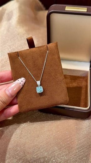 谁能拒绝一颗会闪的蓝糖啊！戴上就是自带氛围感的温柔姐姐💙#宝藏项链#锁骨链 #简约搭配 #日常配饰 #冰川蓝