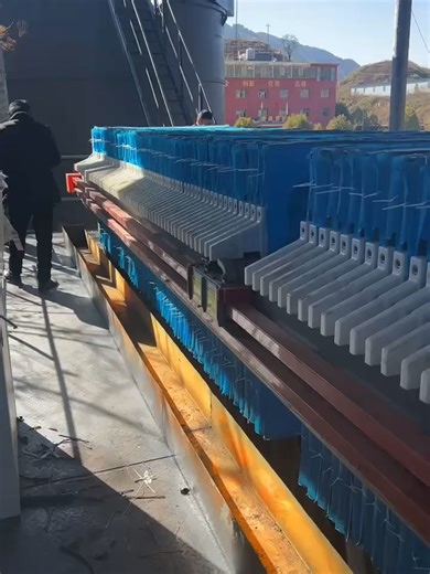 In filtration projects, stable operation is where real value shows up. A filter press video can reveal what a brochure cannot: how the machine runs, how the system responds, and whether the operation looks consistent under working conditions. For mining applications, customers usually pay close attention to: operating stability discharge performance system reliability long-term durability At JW Filter Press, we work on solutions that support reliable dewatering performance in demanding environme