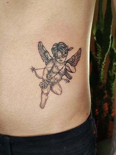 Cupido en Blackwork: Tatuaje en Abdomen