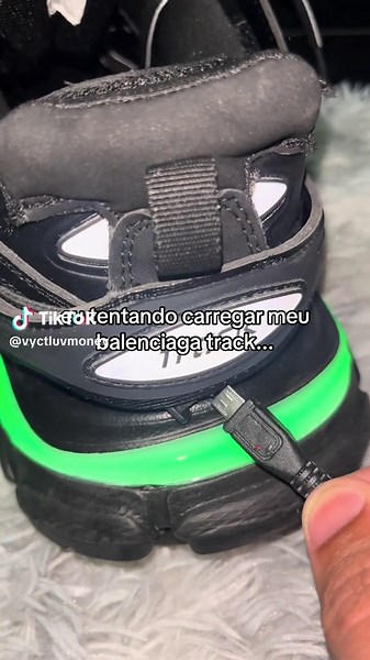 Como carregar seu Balenciaga Track com LEDs