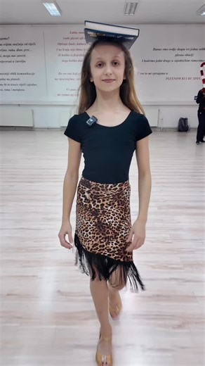 Došla je samo plesati… a u međuvremenu završila s totalno novim navikama 💃😅 U videu je Paula, doprvakinja Hrvatske, otkrila kako je ples promijenio njenu svakodnevicu. Baci pitanje u komentare — Paula i mi odgovaramo na sva ⬇️🔥 #svakodnevica #pitanja #ples #dancer #athlete | Plesni klub Spin