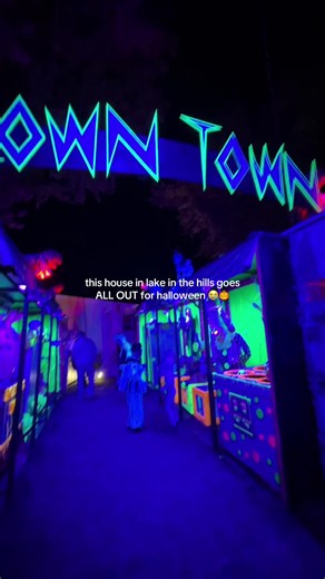 🎃 massacre on mckinley st. in lake in the hills, il 👻 🕸️ open from dusk until 9:30 pm 🐾 accepting donations for the local animal shelter 💵 cash donations also welcome add this to your spooky season bucket list! 🖤 #monalyssi #halloween #lakeinthehills #northernillinois