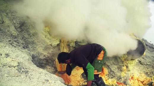Schwefelabbau in Indonesien: Ein giftiger Job