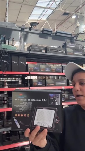 LumenSolar - Potente Foco Solar Exterior LED | Impermeable IP66 | Ajustable | Con Control Remoto | Luz de Jardín y Seguridad | Disponible en 10W y 20W (20W)