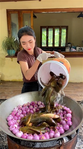 🥬🐟 Crispy, juicy, and bursting with flavor — this deep-fried fish and vegetable salad combo is the taste of joy. | The Buttercup