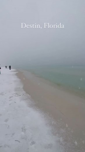 Snowstorm on the beach in Destin, Florida this past week ❄️✨ 📸 @destin_the_beautiful Snow is a rare occurrence in Destin, Florida, due to its mild climate. On average, the city sees snow once every few years, typically during cold fronts in the winter. When it does snow, it’s usually a light dusting that melts quickly, as Destin’s average winter temperatures are usually well above freezing. It’s not something residents or visitors can rely on seeing regularly. | Amazing Destinations