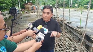 697K views · 32K reactions | NEWS NOW: Ikinadismaya at ikinagalit din ni Kumalarang, Zamboanga del Sur Mayor Balong Molina ang nangyari sa construction ng isang tulay sa kanyang bayan. Sabi ni Mayor Molina, bago lang natapos ang nasabing tulay, ngunit nasira agad ito at kasalukuyan na namang ni repair. | J Channel | Facebook