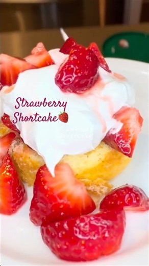 A little strawberry shortcake moment🍓🤍 #simple #dessert #shorts