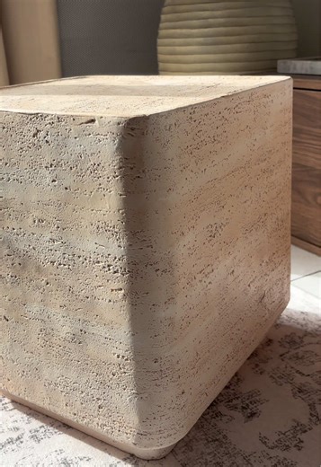 J’ai enfin trouvé ce que je cherchais depuis un moment 😍 Regardez-moi cette beauté… j’en suis complètement fan ! ✨ Pour l’instant je viens juste de le déballer… mais j’ai déjà sa place en tête dans la maison 🤭 À votre avis, où va-t-il trouver sa place ? • Dans le salon 🛋️ • Dans la salle à manger 🍽️ • Dans la chambre parentale 🛏️ Je suis curieuse de voir qui va deviner ! 👀☺️ #deco #decorationinterieur #instadeco #homeinspiration #insta