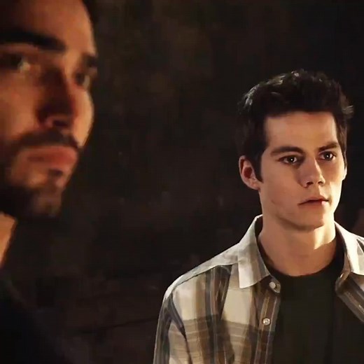 FANFIC STEREK Sinopsis: Para Stiles, un chico lleno de vida, y Derek, un hombre que solo quiere descansar, 4 palabras lo cambiarán todo 🥹❤️ - HA12 - #Sterek #tylerhoechlin #derekhale #dylanobrien #stilesstilinski #teenwolf #fanfic | Halcon Azul12