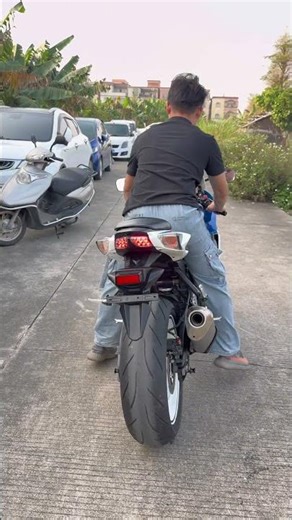 2011 Suzuki GSX-600R with two power modes and electronic speed-sensitive titanium gauge.#motorcycle