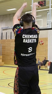 Synchron, fokussiert, im Flow. 🏀 Das Team ist bereit – mit vollem Sound durch JBuds. Sound gibt den Rhythmus. Der Court liefert die Show. #JLab #yourkindoftech #JLabGermany | JLab Germany