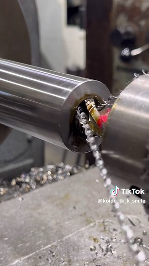📸《汎用旋盤でM20タップ加工》 本日の作業は、ネジネジ！🔩 汎用旋盤を使って、M20タップ加工を行いました。精密な加工でしっかりとしたネジ山を作るのがポイントです。切削油と工具選定にもこだわり、スムーズな仕上がりを目指しました。 職人技が光る一瞬をお届けします！✨ #金属加工 #汎用旋盤 #M20タップ加工 #ネジネジ #職人技 #町工場 #有限会社小出鉄工所 #ものづくり #名古屋市中川区
