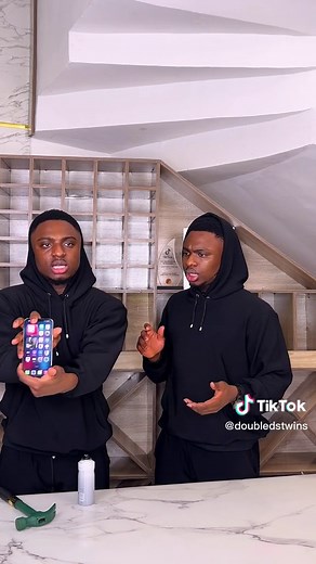 Using spray to repair our broken phone screen experiment #dsexperiment #doubledstwins #fyp #foryoupage #iphone #brokenphone #brokenscreen