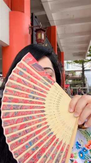 Reviewing Singapore Chinatown — where Culture, Spirituality, and Street Food come together 🇸🇬 My walk through Chinatown began with a moment of calm at the iconic Buddha Tooth Relic Temple—a stunning symbol of heritage and devotion right in the heart of the city. Just below the temple, I discovered a humble vegetarian eatery, Lian Xin, serving reasonably priced Chinese street food—simple, comforting, and full of authentic flavours. Step outside and you’re instantly greeted by the energy of the 