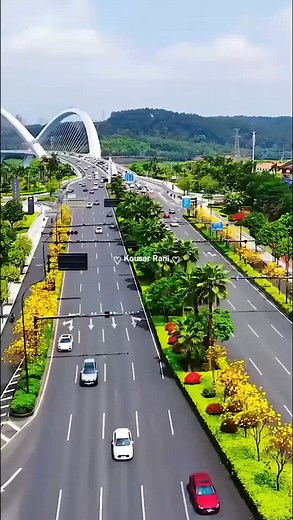 اب کسی اندھے سفر کے لیے تیار ہوا چاہتا ہے اک ذرا دیر میں رخصت ترا بیمار ہوا چاہتا ہے آخری قسط بھی سانسوں کی چکا دے گا چکانے والا زندگی قرض سے تیرے وہ سبکبار ہوا چاہتا ہے راز سر بستہ سمجھتے رہے اب تک جسے اہل دانش منکشف آج وہی راز سر دار ہوا چاہتا ہے دل وحشی کے بہلنے کا نہیں ایک بھی سامان یہاں محفل زہد مزاجاں سے یہ بیزار ہوا چاہتا ہے دیکھ لینی تھی تجھے سینۂ آفت زدگاں کی سختی تیرا ہر تیر ہدف کار ہی بے کار ہوا چاہتا ہے پھیلتے شہروں کے جنگل میں یہ غاروں کی طرح تنگ مکاں خون میں وحشئ خوابیدہ بھی بے دار