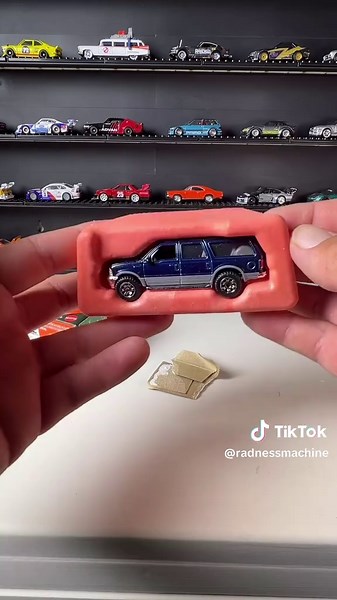 Oh yeah, sneaky moving parts by matchbox! #matchbox #movingparts #radnessmachine #diecastcollector #fordexcursion