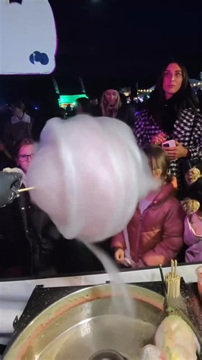 Cloud Nine®️ Candy Floss Art on Instagram: "POV as a candy floss artist 😁"