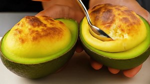 Avocat farci façon soufflé au four Description professionnelle : Une création raffinée qui transforme l’avocat en un plat chaud, aérien et délicatement gratiné. La texture crémeuse de l’avocat se marie parfaitement avec un appareil léger proche du soufflé, offrant une expérience gourmande idéale pour une entrée élégante ou un brunch sophistiqué. Ingrédients (pour 2 personnes) 2 avocats mûrs mais fermes 2 œufs 3 cuillères à soupe de crème fraîche épaisse 30 g de fromage râpé (Gruyère ou Parmesan)