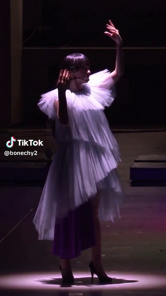 Perfumeとロボットの融合：J-Popの未来