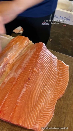 Perfect salmon skin removal thin as paper satisfying cut完美鮭魚去皮技術，薄如紙張的療癒切割 #Salmon #knife #sushi