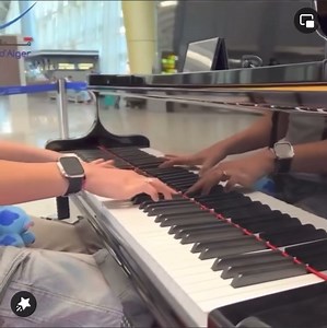A L’aéroport d'Alger Houari Boumédiène, une voyageuse joue magnifiquement du piano … | Khayi