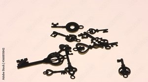 Several types of old keys are poured in.