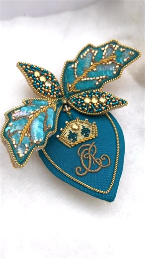 𝐸𝓁𝒾𝓏𝒶 𝒦𝒶𝓉𝑒 𝒢𝑜𝓂𝑒𝓇𝓈𝒶𝓁𝓁 🌻 on Instagram: "A glimpse into the process of the embroidered brooch created for HMQ Queen Camilla 👸✨ From the first design sketches to the final stitches, every stage was carefully considered. I created several different design options and HMQ chose her favourite, which made the piece feel especially special and col