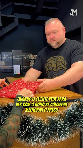 JM Delivery Fashion on Instagram: "😂 “Posso falar com o dono pra melhorar o preço?” — Claro… só um minutinho! 📞 Dono conversando com ele mesmo… 🤔 “Dá pra melhorar?” 😅 “Opa, já tá no melhor preço!” Aqui na JM Moda Homem é assim: 👉 Transparência total 👉 Preço justo de verdade 👉 Desconto já na etiqueta, sem enrolação A gente entra na brincadeira, ri junto, mas mantém o compromisso de sempre oferecer moda masculina de qualidade, preços honestos e atendimento de confiança 👕🩳 Passa na loja, c
