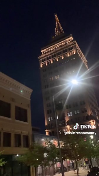 This free trolley will take you to see some of Fresno’s most popular districts! 🚋 FresnoHop takes you to the lively Brewery District to the artsy Cultural Arts District, all the way to Fresno City College and Campus Pointe near Fresno State. The free trolley connects you to the heart of Fresno’s electric nightlife. The entire route takes about 40 minutes, departing every hour on the hour from Campus Pointe and the Tower District. Catch it on Thursdays from 5 pm to 12 am, and Fridays and Saturda