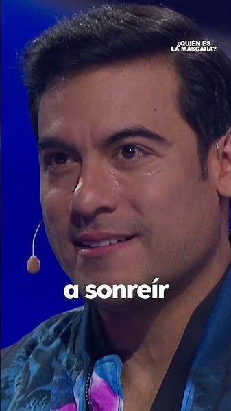 Carlos Rivera gets EMOTIONAL saying goodbye to Mauricio Ochmann on ¿Quién es la Máscara?