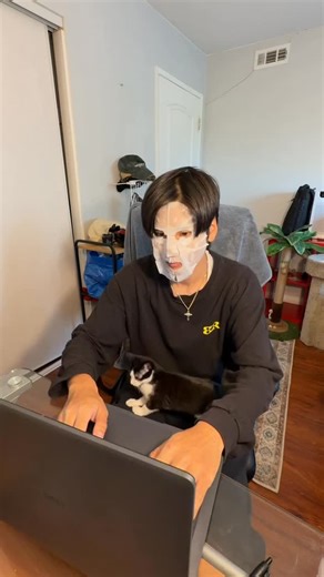 Lennon | LA生活🌴 on Instagram: "みなさん月曜日ですね😮‍💨 お仕事頑張りましょ💪クリスマスもすぐです！！ 僕はカリフォルニアなんで、時差で日曜日です！ でも、やりたい仕事が一つあって家でカタカタしてたら、ずっとEllaに邪魔されました笑笑 2人の心の会話を独断と偏見で書きました^_^ 基本的に在宅はないけど、持ち帰ってやるのはアリやからやれる時にやりたいよね いろんな可能性があるアメリカ🇺🇸 毎日全力で行きます🔥"