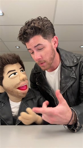 📸 Tik Tok | Nick Jonas (@nickjonas) | Trad "@thejicknonas y yo estamos aquí para decirles que tanto el video musical de Gut Punch como mi álbum Sunday Best ya están disponibles en el enlace de la biografía" 😂😍 . . 😎✨ | Jonas Brothers News