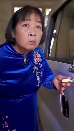 Người con trai ngăn mẹ mình nhảy múa và nhốt bà lại, nhưng người mẹ cũng nhốt con trai mình lại để