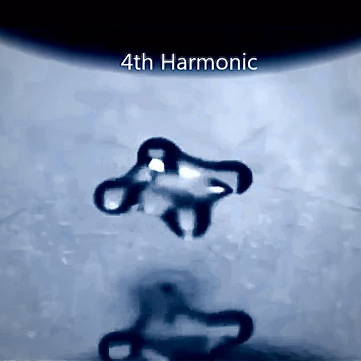 A water droplet levitated by harmonic frequencies. 👉Why does the 3rd harmonic have three oscillating points (the 4th four, 5th five, etc.) on a spot of water? @theviolindoctor It’s easiest for me to explain clearly referencing strings. This is also me when I can’t sleep. 🙃🙃🙃 OK… so, when we bow a string, we always hear a “fundamental” (lowest and loudest frequency) with harmonics (higher and quieter frequencies). These are called its “harmonic series”. It’s really the same case with a tabla 