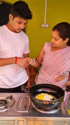 पति-पत्नी का किचन में मज़ेदार मज़ाक! 😂 #funny #shorts