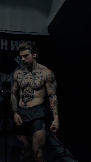 What’s the point of getting your belly button tattooed if you’re not gonna show it off? 🤡