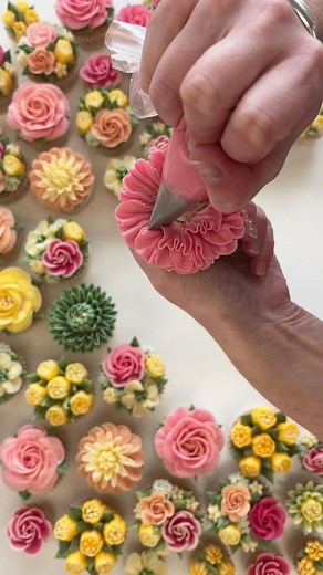 22K views · 20K reactions | Just a simple frilly pink cupcake for you  Made using a 124k for the pink outer petals and the night jasmine nifty nozzle for the centre  . #cake #cupcakes #flowers #flowerpiping #buttercreamflowers #piping #baking #buttercreamflowers #flowerpiping #flowercupcakes #edibleflowers #cupcakedecorating #floralcupcakes #prettycupcakes #pink #cute #petalsbakehouse | Petals Bakehouse | Facebook