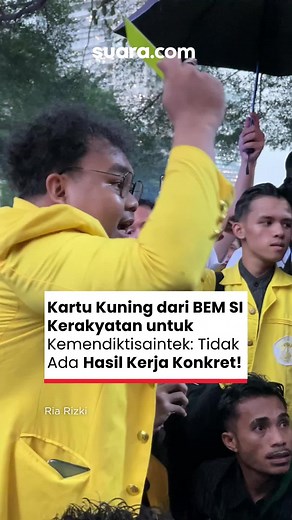 BEM SI Kerakyatan memberikan kartu kuning sebagai peringatan keras Kementerian Pendidikan Tinggi, Sains, dan Teknologi (Kemendiktisaintek). Kartu kuning itu diacungkan kepada Wakil Menteri Diktisaintek, Fauzan yang menemui mahasiswa di depan kantor Kemendiktisaintek di Senayan, Jakarta Selatan, Senin (4/5) sore. Salah satu mahasiswa dari BEM UI yang juga perwakilan dari BEM SI Kerakyatan mengatakan kalau selama ini kementerian yang dimaksud tidak pernah menunjukan hasil kerja konkret. Dalam aksi