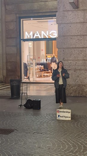 Opera singer in the streets of Milan #milanocortina2026