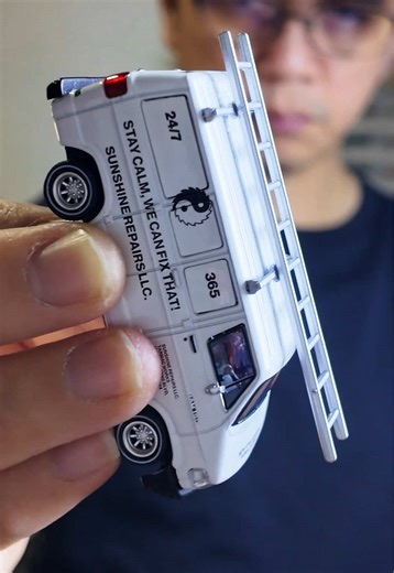 This Tarmac Works GLOBAL64 x New York Sunshine Dodge Van captures everyday city life in 1/64. Subtle details like the roof ladder and work-van setup give it a grounded, realistic presence that stands out. It’s a well-executed casting that fits right into our collection. Check with your nearest resellers and the Tarmac Works web store. Follow @hotkustoms for more diecast heat.🔥 #TarmacWorks #Global64 #DiecastCollectors #MiniCars #ModelCars